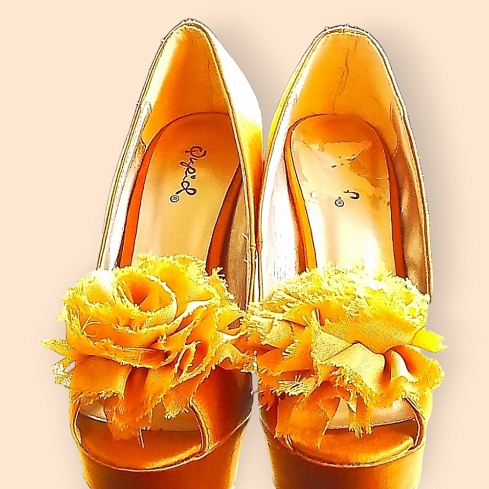 QUPID WOMENS 6.5 ORANGE OPEN  TOE POMPOM HEEL PLATFORMS
